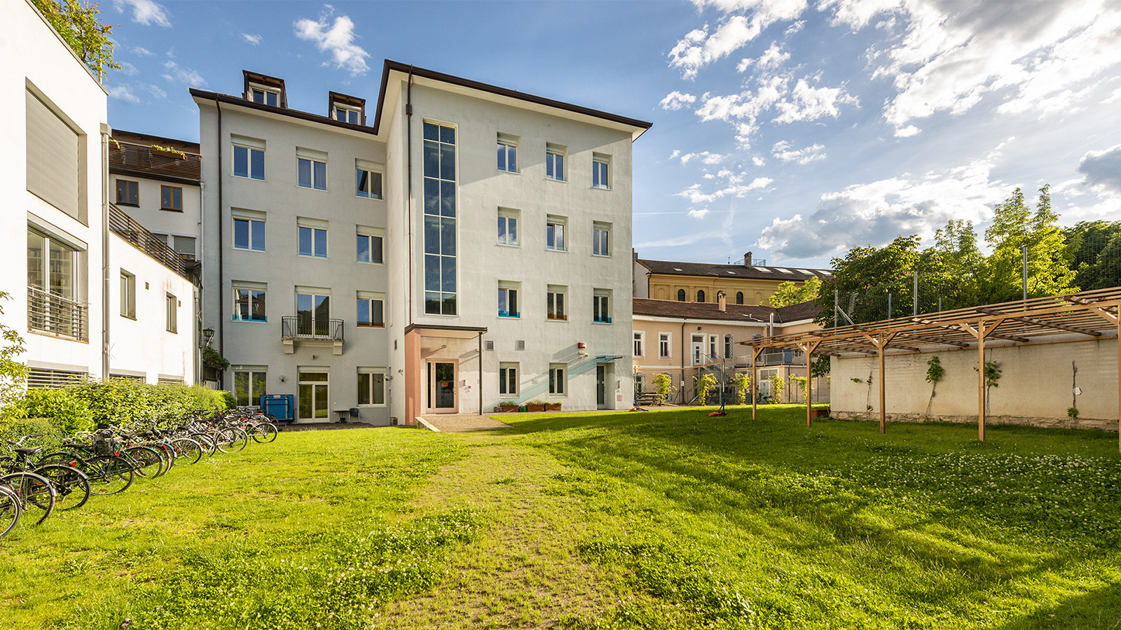 Das Mädchenheim in Bozen in der Vintlerstraße vom Garten aus gesehen